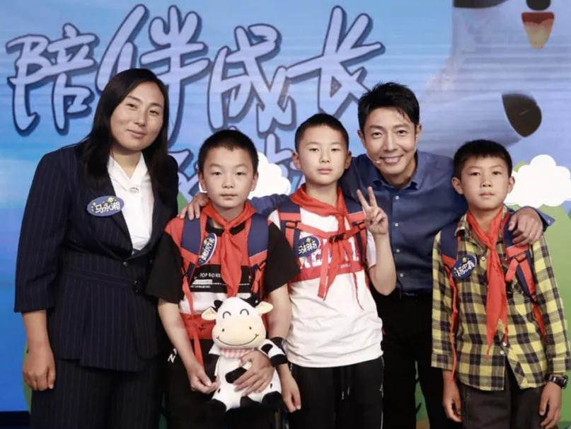 开展公益直播, QQ星为孩子们献上爱心