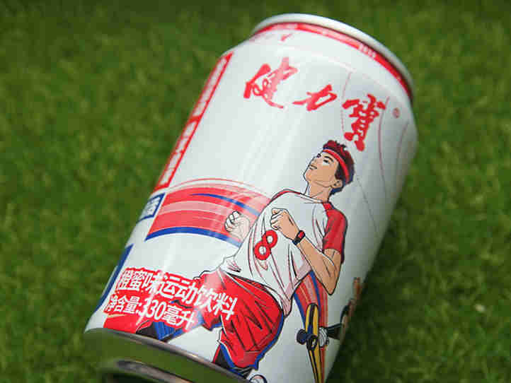 装进观礼席布袋的三款饮料:燕京天然矿泉水、健力宝、农夫山泉力量帝维他命水