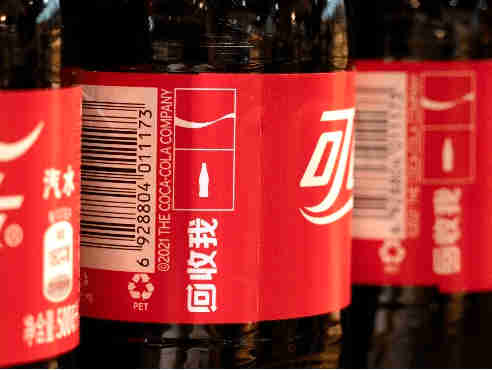 可口可乐换新装,传达饮料瓶循环再生的倡议