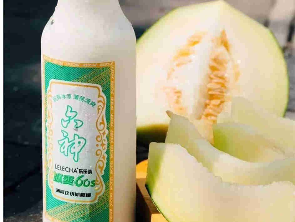 乐乐茶联手六神打造出限定主题店，推出“六神余韵”的薄荷玫珑冰椰椰奶茶