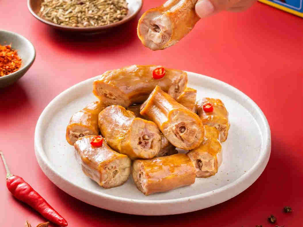 鸭脖市场经：绝味把货卖给加盟商，靠开店开的多；周黑鸭把货卖给消费者，靠涨价涨得快