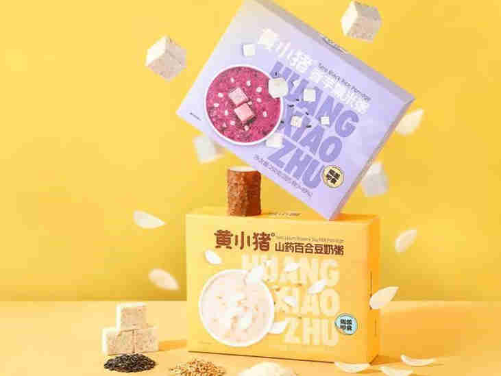 黄小猪和年轻人一起品尝新鲜的美味,探索更多的生活方式