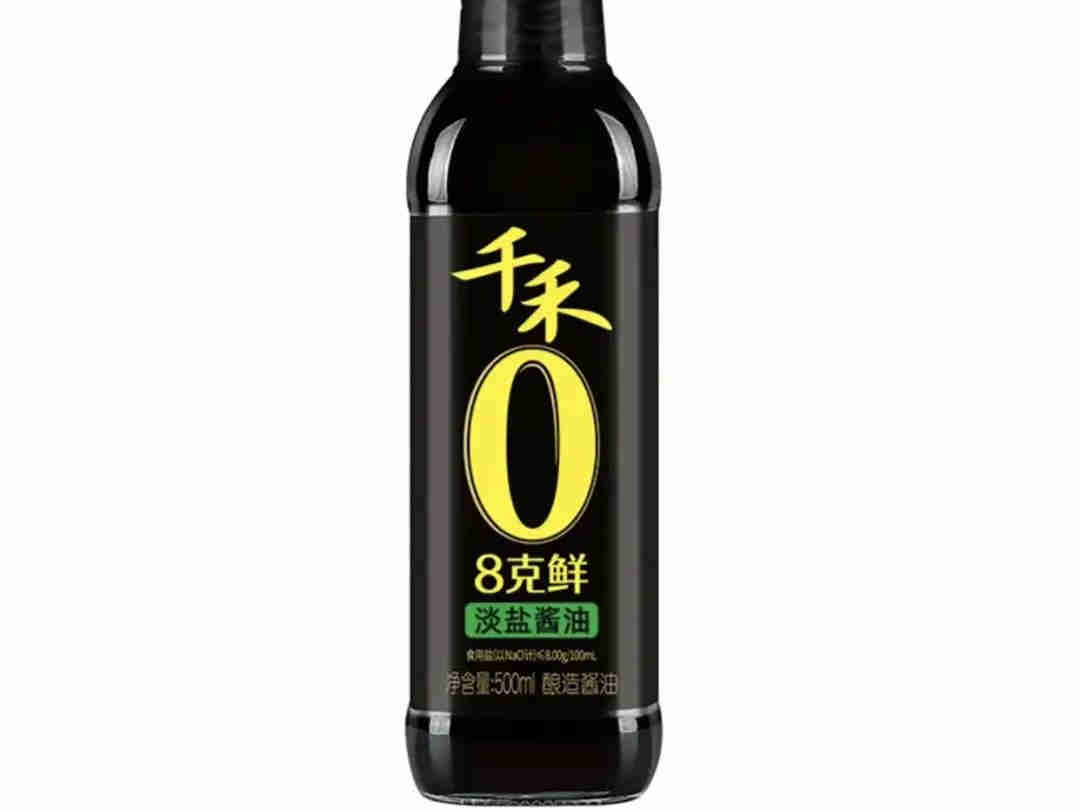 面对产业端和消费端的双向升级需求，千禾味业推出首款减盐酱油产品——8克鲜淡盐酱油