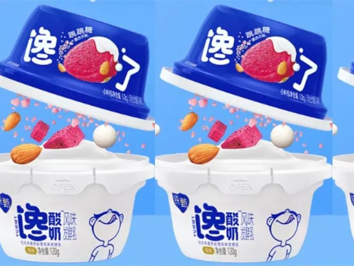 纯甄推出“奇趣小料”馋酸奶,含有海盐扁桃仁碎、优脆乳、冻干红心火龙果丁、跳跳糖