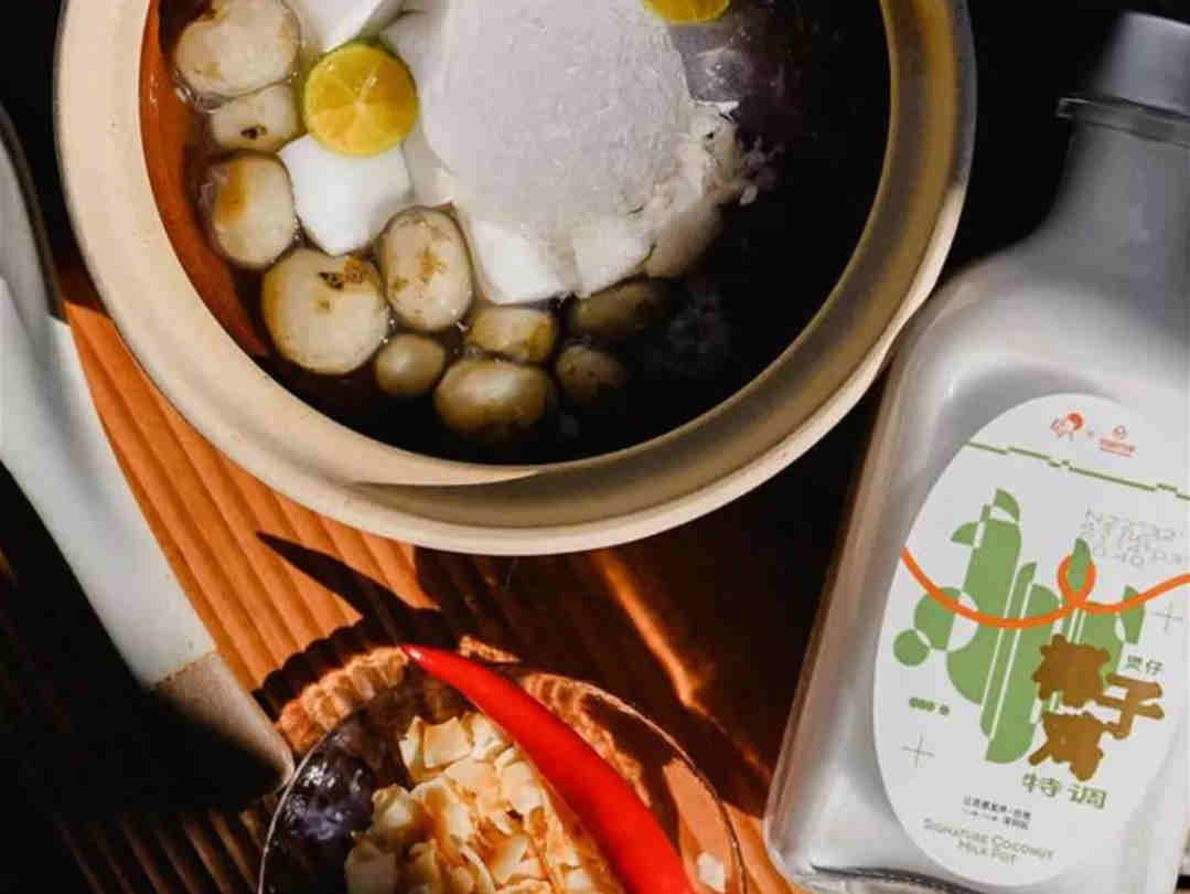 喜茶在深圳推出城市限定产品煲仔椰子鸡特调和椰子鸡蛋糕，让更多人了解到了深圳的特色美食文化