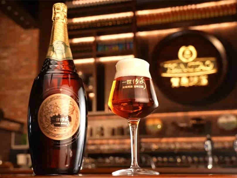 青岛啤酒在百年酒窖发布“一世传奇”超高端艺术典藏新品,重新定义啤酒文化属性