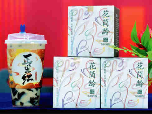 正当红红颜小傲胶奶茶和红颜小傲胶牛乳在“椿风”门店上市