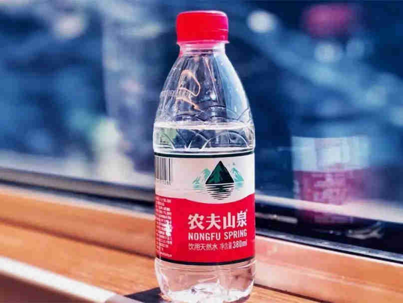 农夫山泉VS可口可乐谁更捞金？