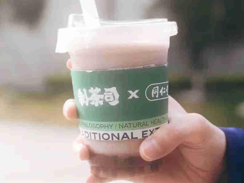 前有枸杞拿铁，后有养生奶茶。353岁的同仁堂，在打什么名堂？