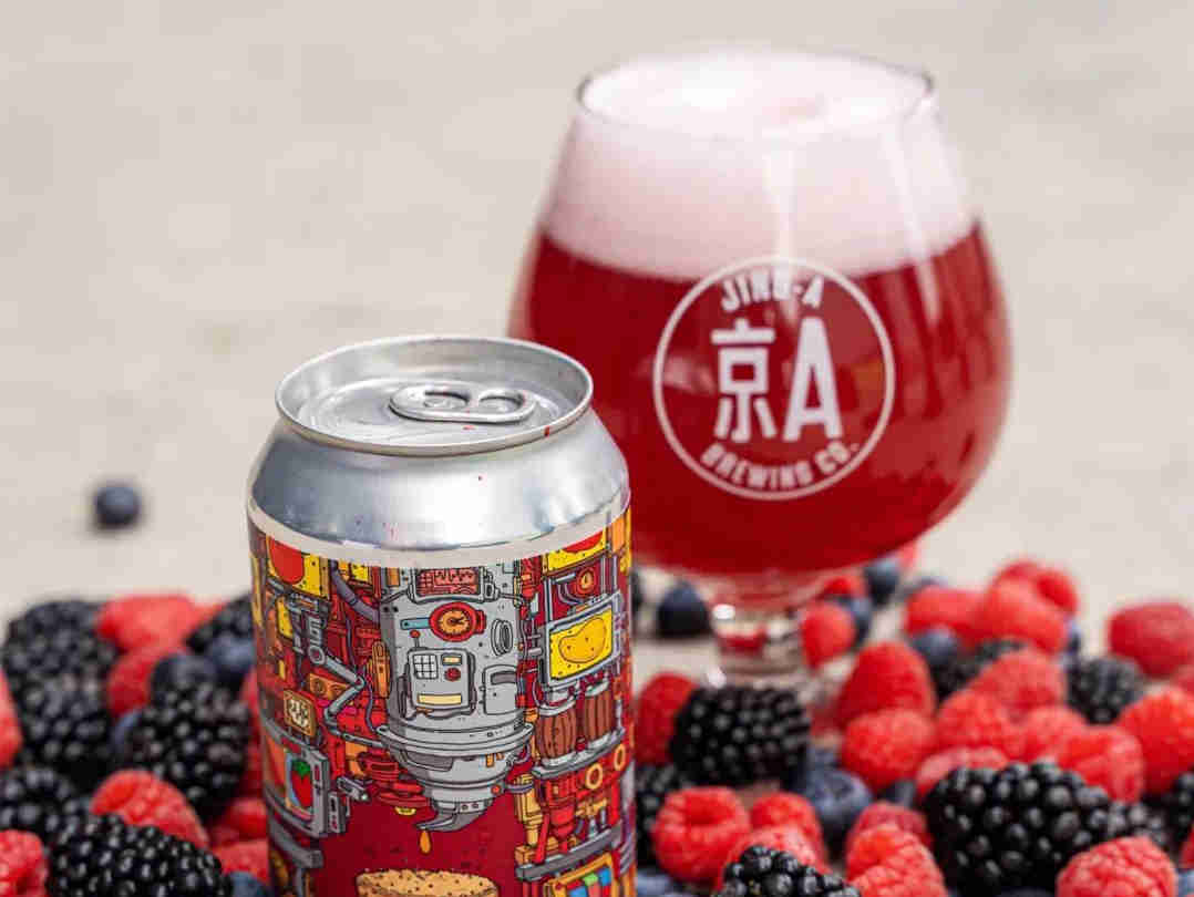 京A精酿啤酒上新果昔古斯，搭配红宝石酒体，口味略酸，气泡十足
