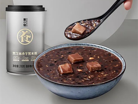 黄小猪 鲜炖八宝粥系列推出新品“玄墨”:黑芝麻香芋黑米粥,一罐玄墨抚慰夜的疲惫