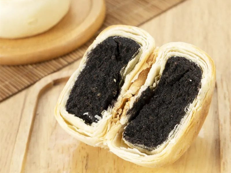 知味观 上新苏式月饼新口味:黄精黑芝麻苏式月饼,醇香黑芝麻搭配黄精,口味清甜、复合多变