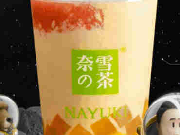 奈雪的茶 ×《独行月球》上新品:杨枝甘露月球版,口感清爽香甜