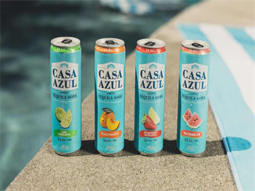 BodyArmor联创推出罐装鸡尾酒品牌Casa Azul,有四种口味:青柠玛格丽特味、草莓玛格丽特味、桃子芒果味和西瓜味
