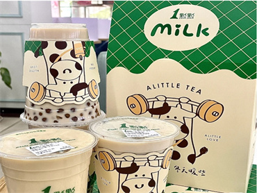 购买一点点拿铁系列饮品,赠送奶牛杯套和新包装纸袋