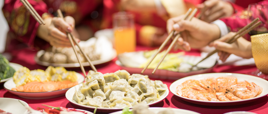 摄图网_500771638_年夜饭团圆饭吃饺子特写(企业商用).jpg