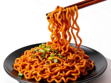 摄图网_604664416_纯白背景下夹起的韩式火鸡面(企业商用)_副本.jpg
